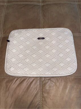 TUMI LAPTOP COMPUTER NOTEBOOK CASE TRAVEL CHAMPAGNE 13” QUILTED SLEEVE
